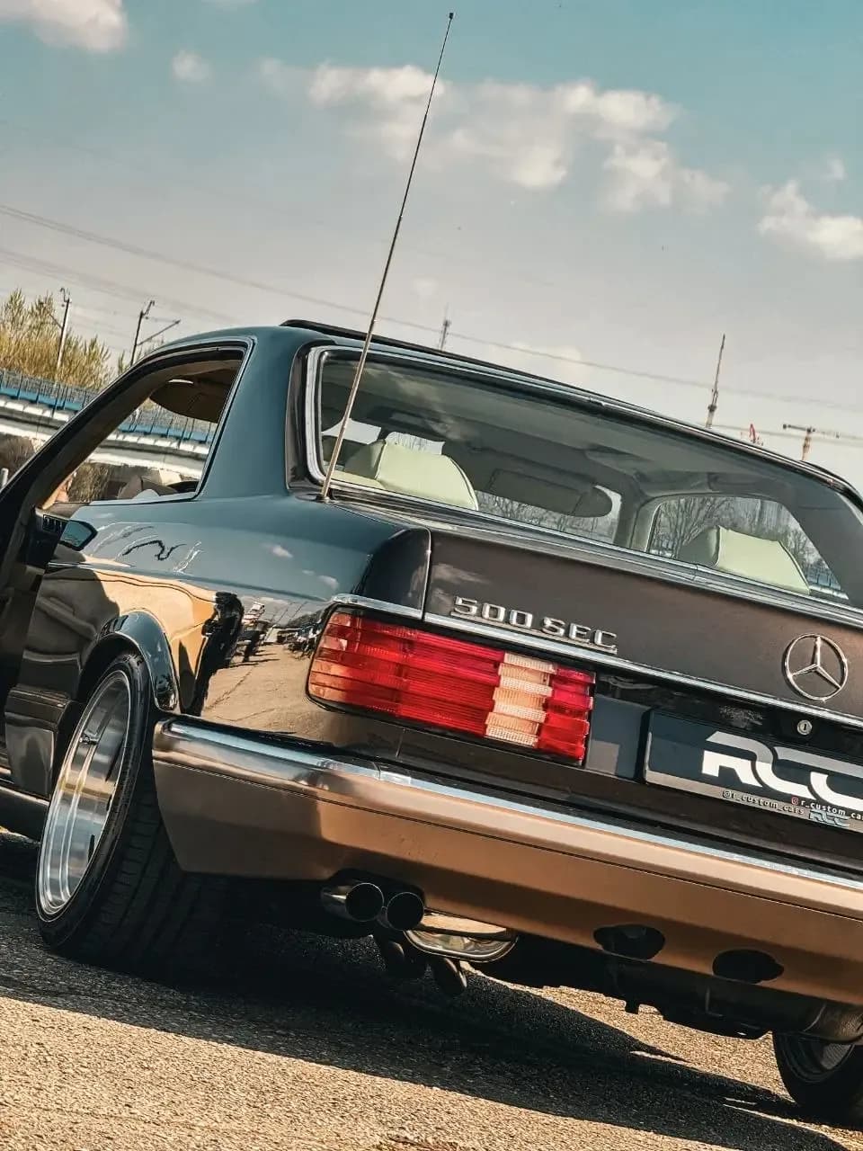 Mercedes-Benz 500 SEC — Widok z tyłu nad taflą wody