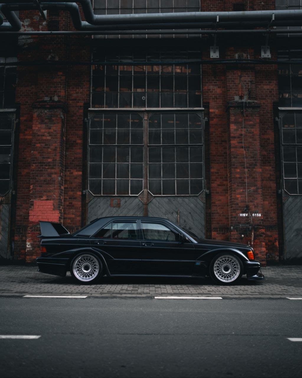 Mercedes-Benz W201 EVO II — Profil boczny na tle ceglanego muru