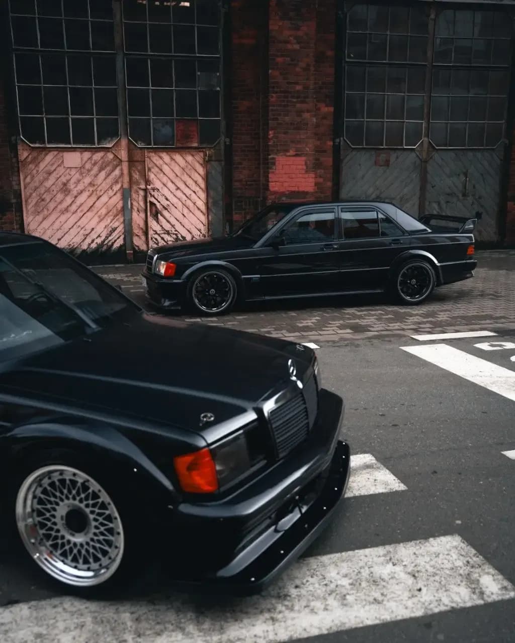 Dwa projekty Mercedes-Benz W201 EVO II na terenie fabryki