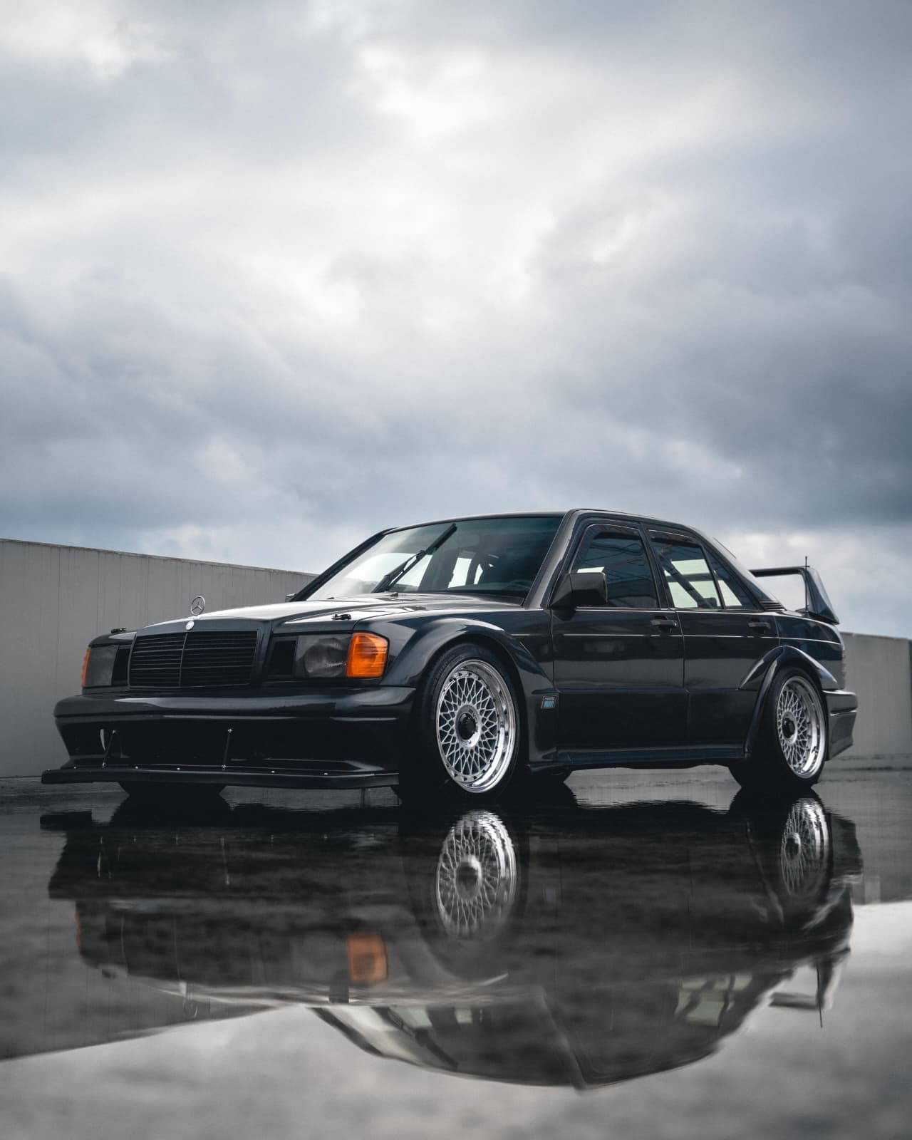 Mercedes-Benz 560 SEC Classic Restomod — Sesja nocna na moście